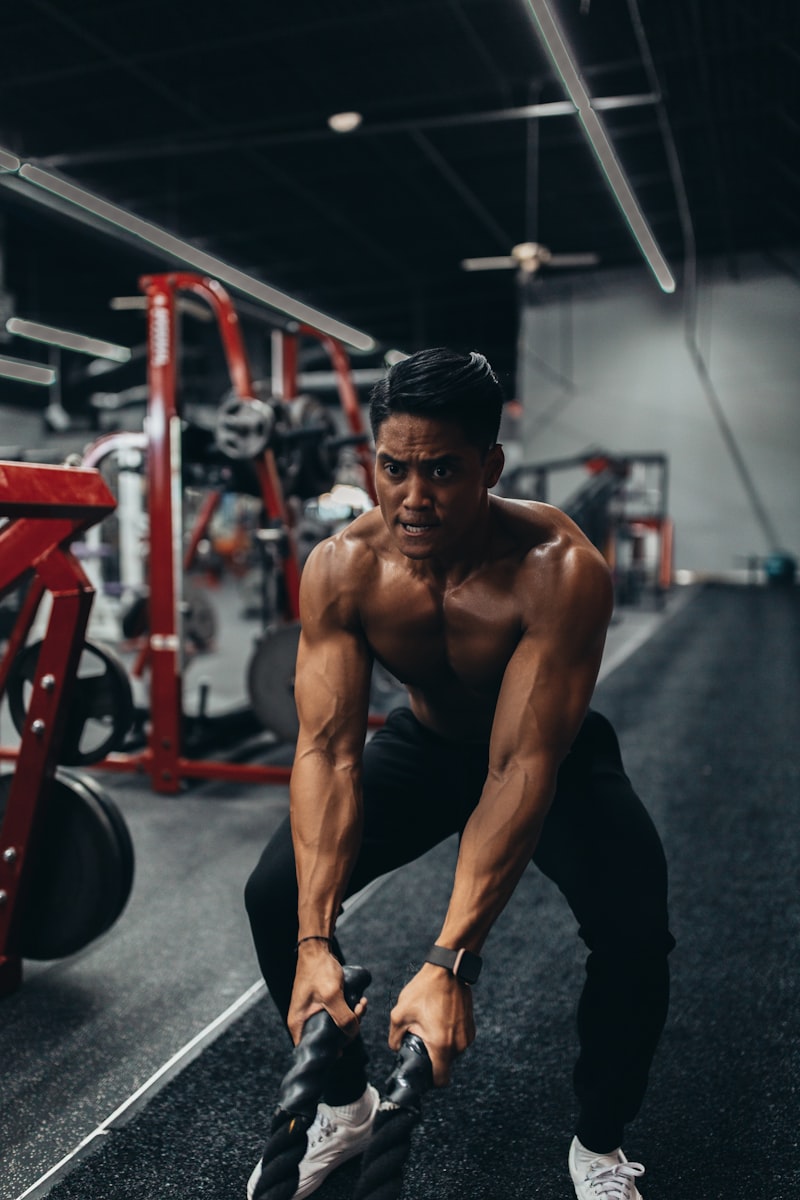 Fitness koçu antrenman yaptırırken
